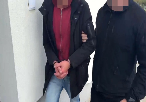 Policjant prowadzący zatrzymanego