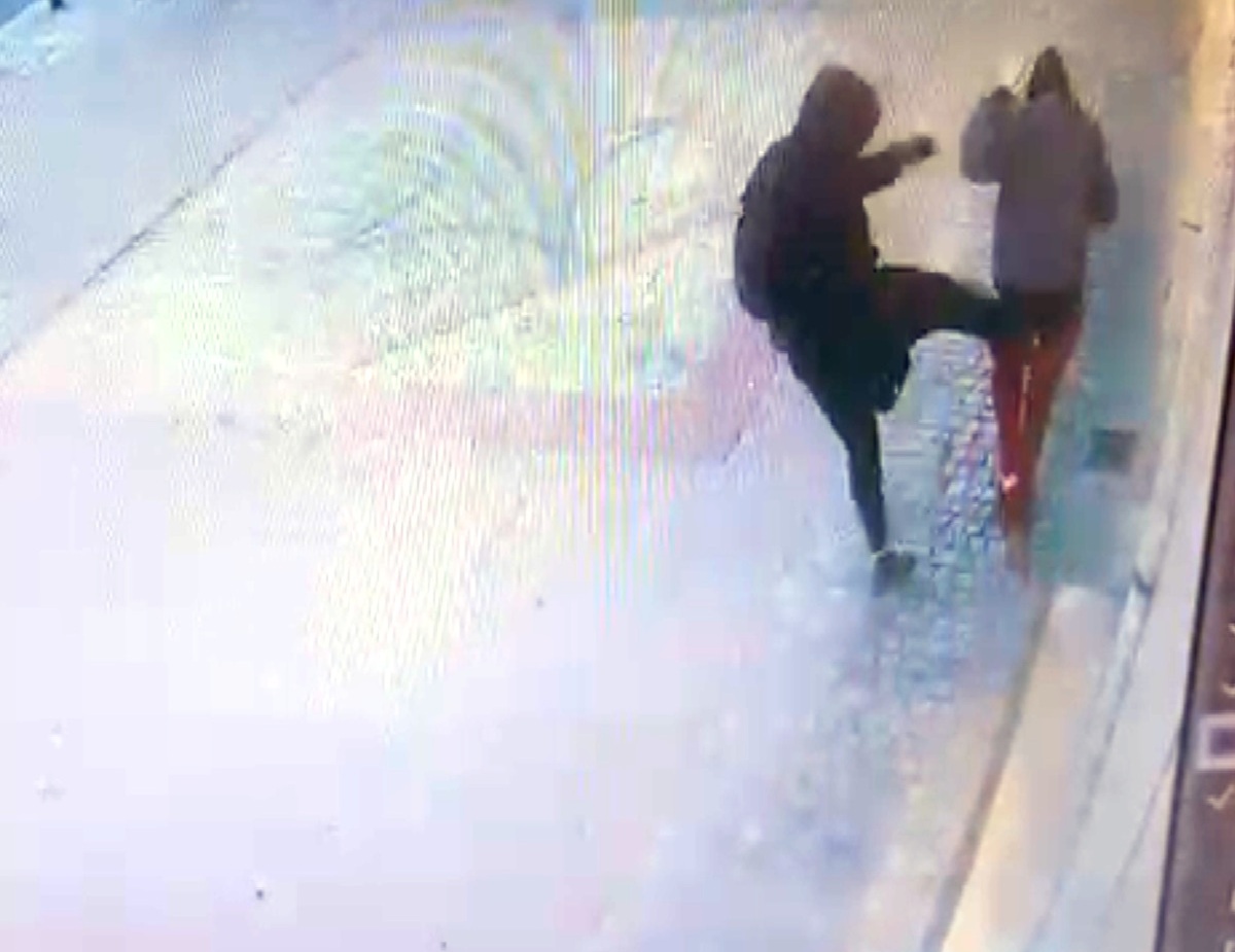 Brutalnie zaatakował spacerującą kobietę w sercu stolicy - zareagował śródmiejski policjant idący na służbę