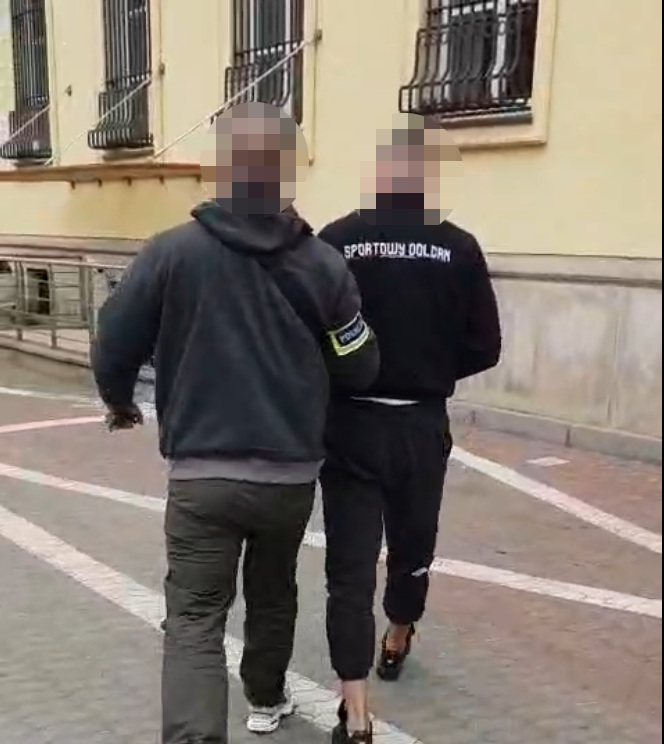 "Naznaczyli" młodego kibica symbolem swojej drużyny - pseudokibice zatrzymani przez śródmiejskich policjantów